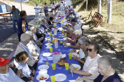 Los residentes disfrutaron de la comida al aire libre. CAMPOS