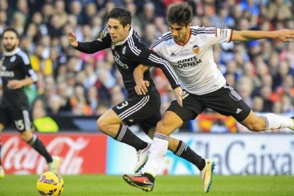 André Gomes, con el Valencia, en un partido contra el Madrid.