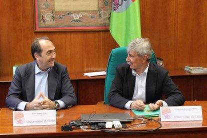 Luis Lombana y Juan Francisco García Marín durante la firma. DL