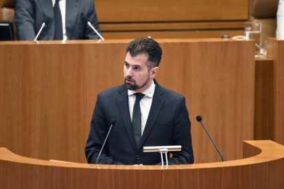 Luis Tudanca durante su intervención en el parlamento, ayer. CORTES DE CASTILLA Y LEÓN