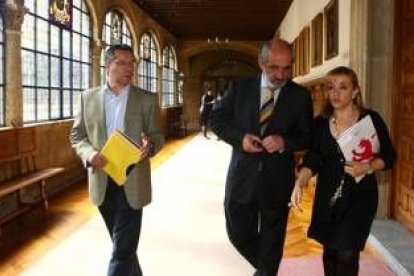 López Benito, Santos Llamas e Isabel Carrasco, ayer antes de la firma del convenio