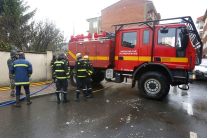 La Unidad Militar de Emergencias interviene en las inundaciones de La Robla (León)