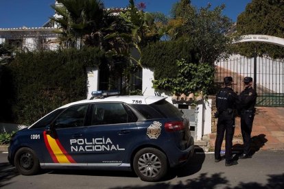 Un patrulla de Policía Nacional ante la vivienda donde se ha cometido el crimen machista de Estepona (Málaga).