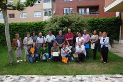 Los asistentes al curso con los diplomas.