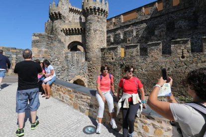 Turistas en el Castillo de los Templarios de Ponferrada, en una imagen de archivo. L. DE LA MATA