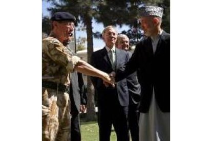 Karzai estrecha la mano del general Richards, jefe de la Otan