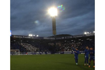 El Toralín acogió un derbi provincial que registró un lleno que dice muy a las claras lo que pretenden ambas aficiones con sus equipos, el ascenso a Segunda. L. DE LA MATA