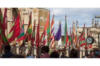 Los pendones dieron color a la Catedral en la jornada festiva con motivo del patrón de la Diócesis de León. FERNANDO OTERO