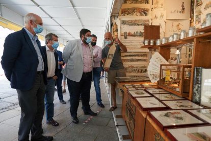 Jesús Manuel Sánchez Cabrera y Luis del Hoyo visitan uno de los puestos de Arteávila. RAÚL SANCHIDRIÁN