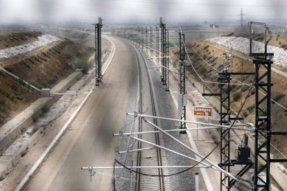 Tramo de la plataforma de la alta velocidad a León en vía única. MARCIANO PÉREZ