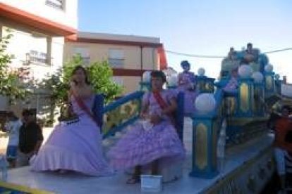 Un momento del desfile de peñas y carrozas durante las fiestas de Valderas del año pasado