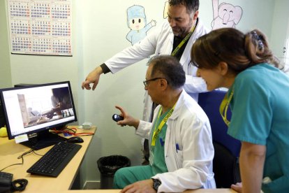 Erik Ardela (sentado), jefe de Cirugía Pediátrica del Hospital de León, José María Pradillos y Sara Fuentes, en la primera videoconsulta con Astorga