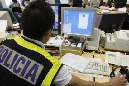 Un policia participa en una operación contra contra delitos relacionados con la pornografía en internet.