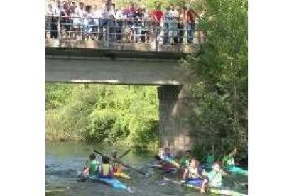 Participantes en el campeonato de aguas bravas del año pasado cruzan el puente de la localidad