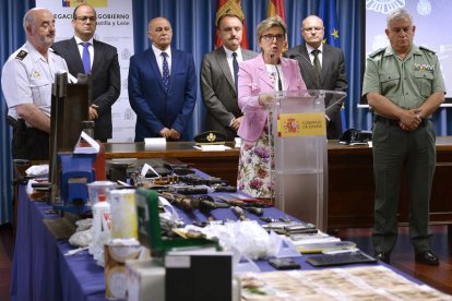 La delegada del Gobierno, María José Salgueiro, junto a los responsables del operativo. NACHO GALLEGO