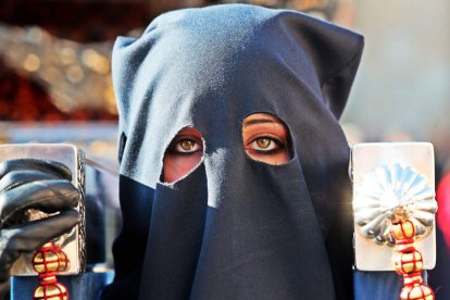 Pasión en la mirada y recogimiento. Es bracera del Sacramentado en la procesión Jesús de la Esperanza que salió ayer por la tarde de las Trinitarias.