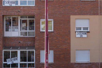 Pancartas en uno de los edificios de viviendas más próximos a la brecha de Trobajo. MIGUEL F. B.