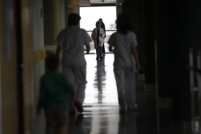 Médicos en los pasillos del Hospital de León