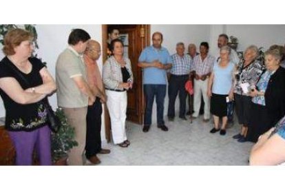 Un momento de la inauguración esta semana del nuevo consultorio médico en compañía de algunos vecino