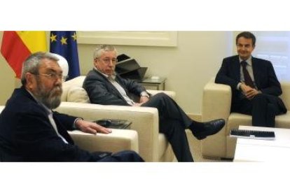 Méndez, Toxo y el presidente del Gobierno, durante la reunión de este mediodía en Moncloa.