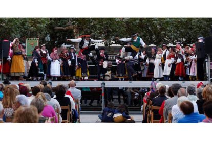 Los bailes regionales tendrán en la plaza de las Cortes Leonesas su escenario para los grupos que cuidan las tradiciones. FERNANDO OTERO