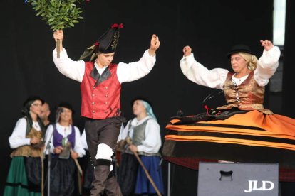 Los danzantes del Centro Galicia, en una imagen tomada ayer en la plaza del Ayuntamiento.