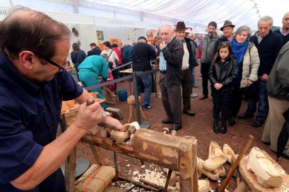 Exhibición de fabricación de madreñas, en Páramo del Sil.