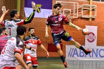 Un lance del encuentro entre el Abanca Ademar y el Balonmano Nava en Valencia de Don Juan.