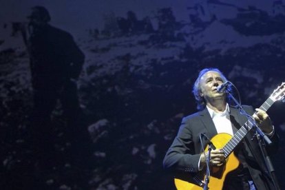 Serrat, durante el concierto 'Aragón sigue, Labordeta vive' que se celebró el lunes en Zaragoza.