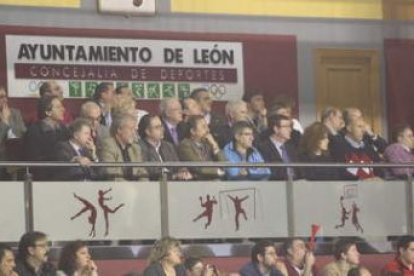 Nutrida representación en el palco del Palacio.