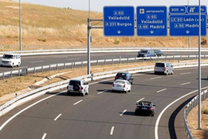 El dispositivo especial de tráfico por el puente arranca hoy en León. FERNANDO OTERO