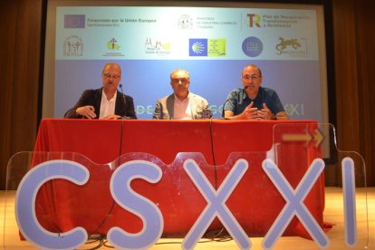 Miguel Pérez, José Luis Nieto y Juan Carlos P¨rez, ayer en la presentación del proyecto. MEDINA