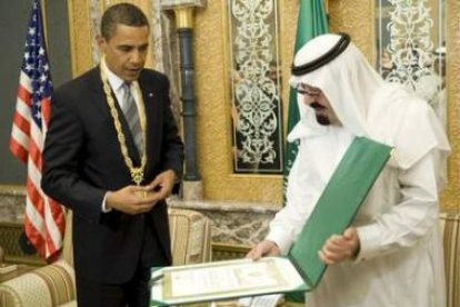 El presidente Obama recibió un collar de oro del rey Abdalá de Arabia Saudí.