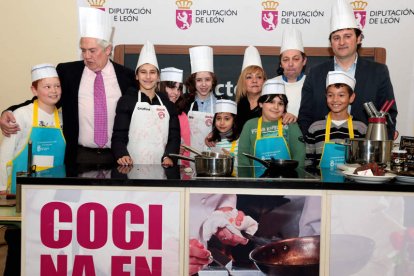 Imagen de familia; el nutricionista Emilio Blanco y el chef Eugenio Blanco con Alba y Cristina.