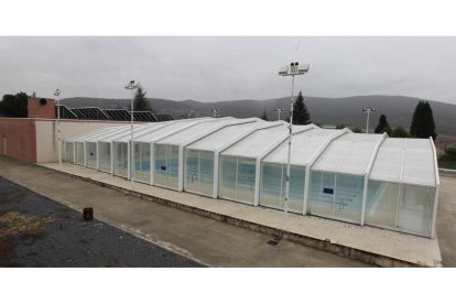 En las piscinas climatizadas de Fabero se desarrollan diversas actividades acuáticas.