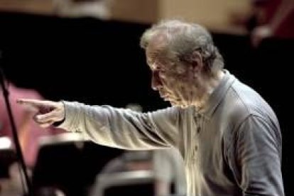 El director Alberto Zedda, durante un ensayo con la Orquesta Sinfónica de Galicia