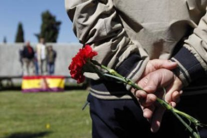 Homenaje a las víctimas del franquismo celebrado el pasado abril en el cementerio.