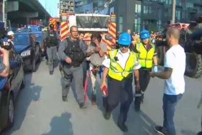 La mujer que escaló hasta lo alto de una grúa en Toronto (Canadá), una vez rescatada. /