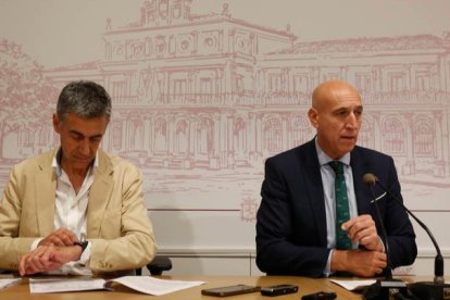 Diez, a la derecha, presentó la medida junto al edil de Hacienda, Carmelo Alonso. FERNANDO OTERO