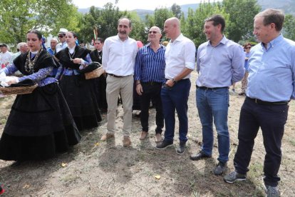 Francisco Simón (Truchas), Tomás Blanco (Castrillo), Julio Arias (Puente), José Manuel Moro (Encinedo) y Agapito Encina (Benuza). AFB