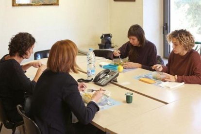 Trabajadoras del Ayuntamiento de Prats de Lluçanès que han avanzado la hora de la comida.