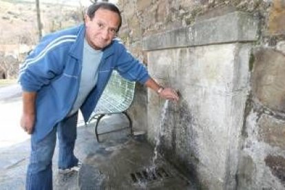 Un vecino de Lombillo comprueba el chorro de una de las fuentes de la localidad