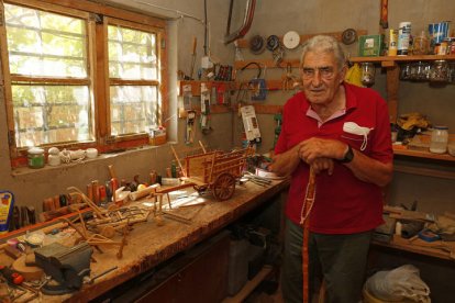 Gregorio Mendoza Nava con sus miniaturas de aperos de labranza en Cubillas de los Oteros. F. Otero Perandones.