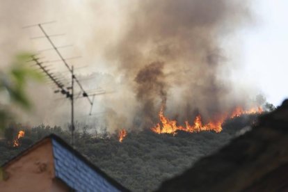 El incendio que arrasa La Cabrera ha obligado a desalojar a los vecinos de Santa Eulalia y Villarino.