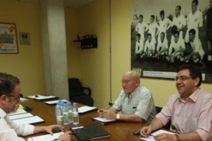 Javier Chamorro y Antonio García de Celis, con Emilio Guereñu en una reunión.