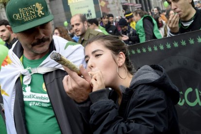 Manifestantes a favor de la legalización de la marihuana en Madrid. VICTOR LERENA