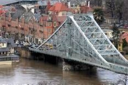 El agua cubría ayer los pilares del puente «Blaues Wunder» en la población de Dresde (Alemania)