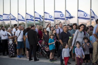 Cientos de israelís esperan en la calle para despedir a Shimon Peres, en Jerusalén.