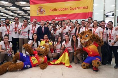 Las Guerreras posan con la medalla de plata en el aeropuerto de Madrid, donde fueron recibidas por cientos de aficionados. JUANJO MARTÍN