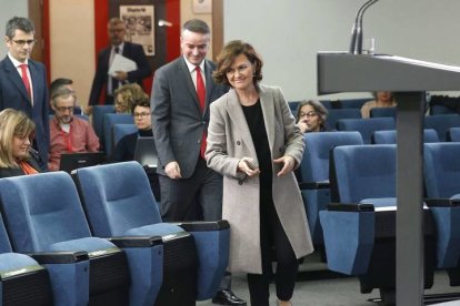 El jefe de Gabinete de Pedro Sánchez, Iván Redondo, y la vicepresidenta primera, ministra de Presidencia y Relaciones con las Cortes, Carmen Calvo, a su llegada este domingo a la declaración institucional del presidente del Gobierno, Pedro Sánchez, en el Palacio de la Moncloa, para comunicar formalmente los nombres de los 22 miembros del Ejecutivo de coalición del PSOE y Unidas Podemos. PACO CAMPOS